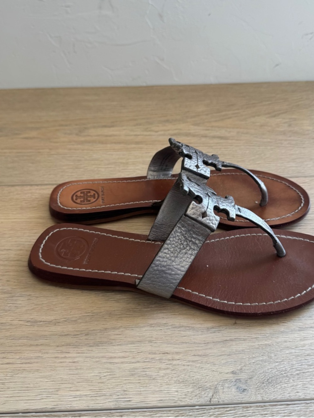 Tory Burch Moore metallic pewter leather thong sandals size 7 - Picture 3 of 6